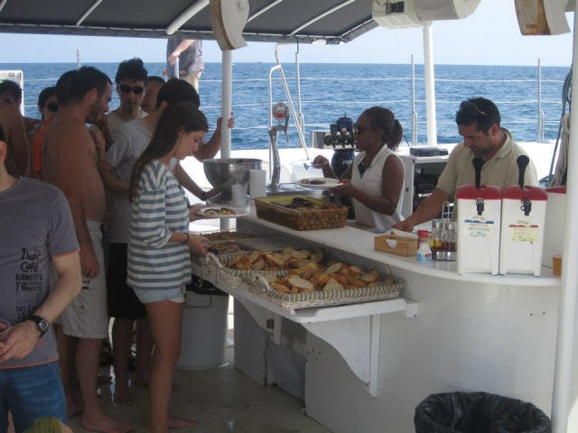 Comiendo una barbacoa durante la fiesta en el barco